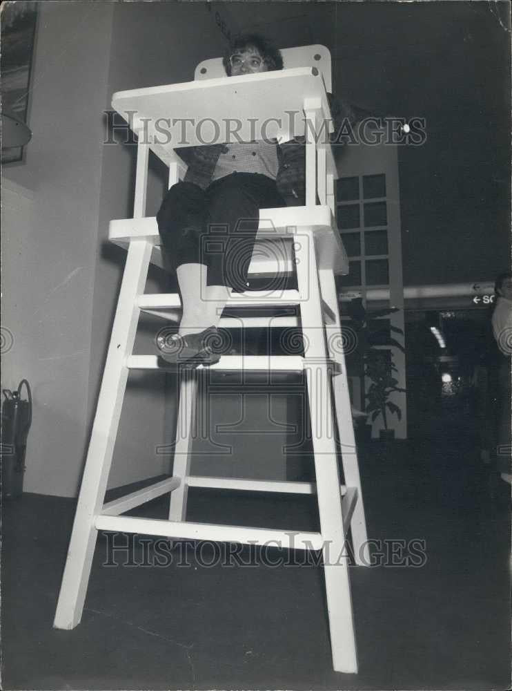 1984 Press Photo A woman in a gigantic high chair - Historic Images