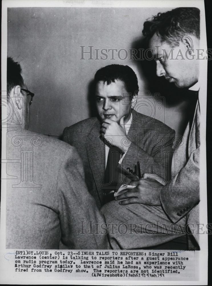 1953 Press Photo Singer Bill Lawrence talking to reporters after his guest - Historic Images