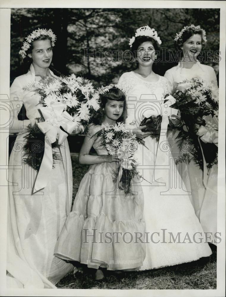 1955 Press Photo May Day Queen Carol Schilphack and court arrive for festivities - Historic Images