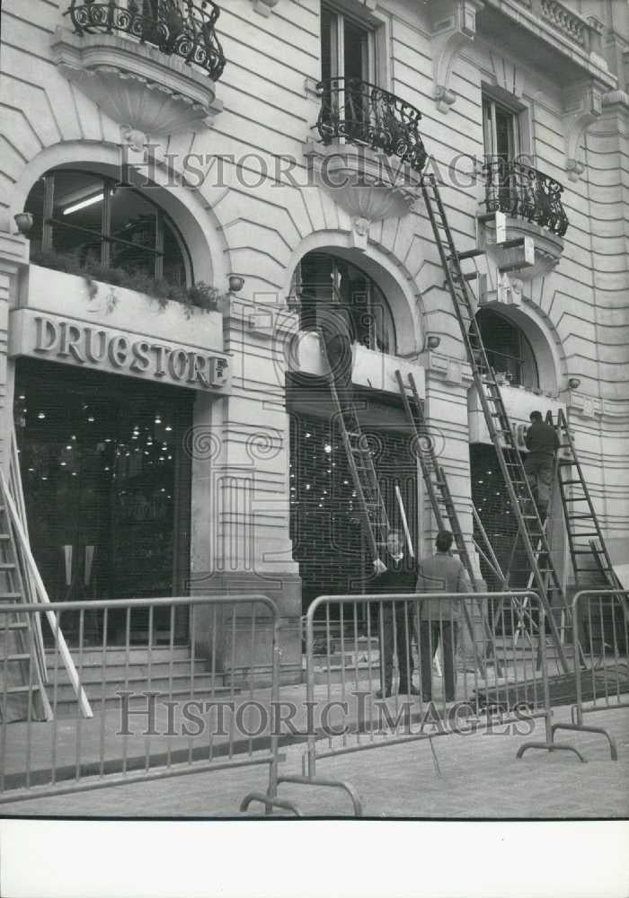 1961 Press Photo Scene where a bomb was exploded in a drugstore in Paris - Historic Images