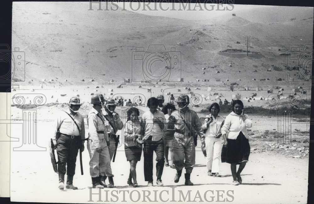 Press Photo Pamplona, Peru, soldiers and natives of the occupation roundup - Historic Images