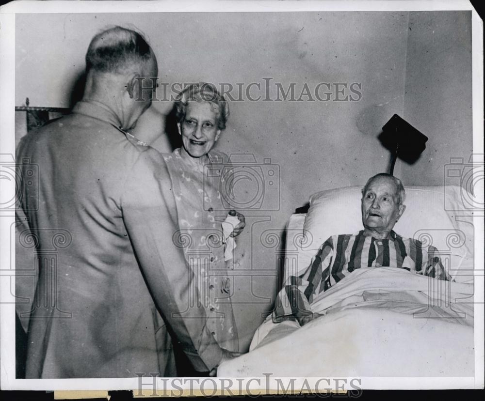 1948 Press Photo General Pershing &amp; Sister Miss May Pershing At Hospital - Historic Images