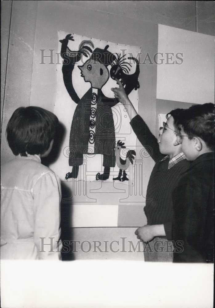 1955 Press Photo Paris schoolkids look at art picture at Pilot school of art - Historic Images