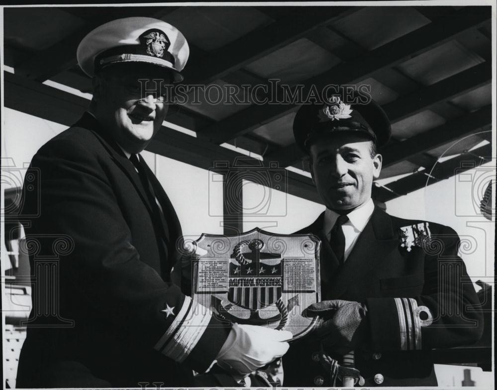 1964 Press Photo Lt Cmdr Christos Trageas RHN & Rear Adm Wm Sieglaff USN - Historic Images