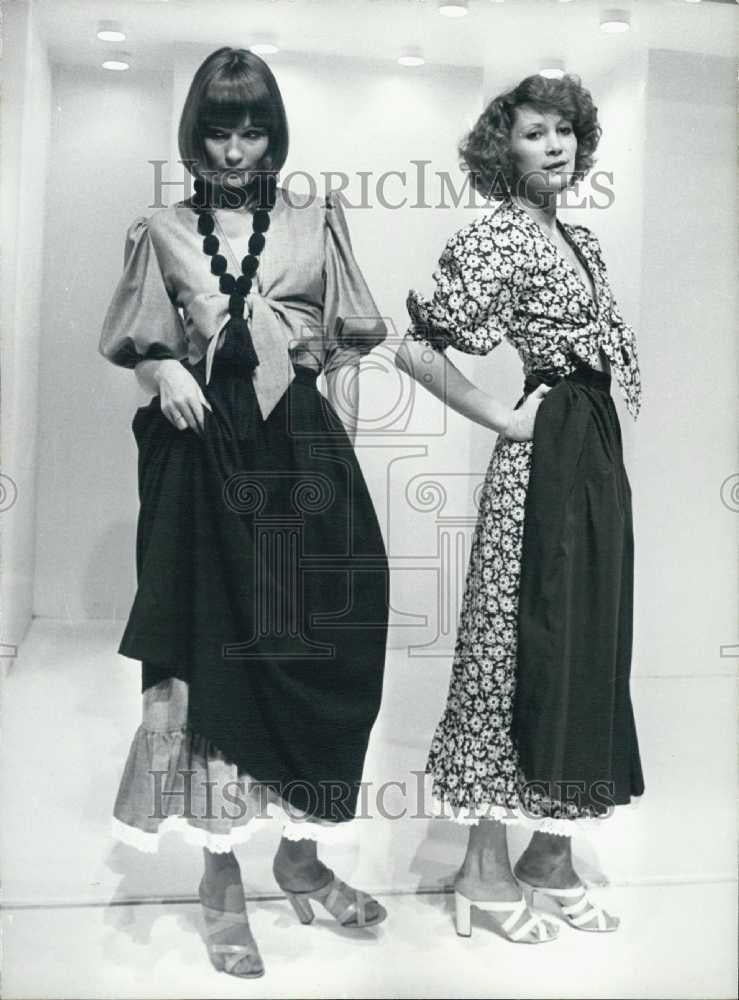 1974 Press Photo Models in fashions from designer Guy Laroche - Historic Images