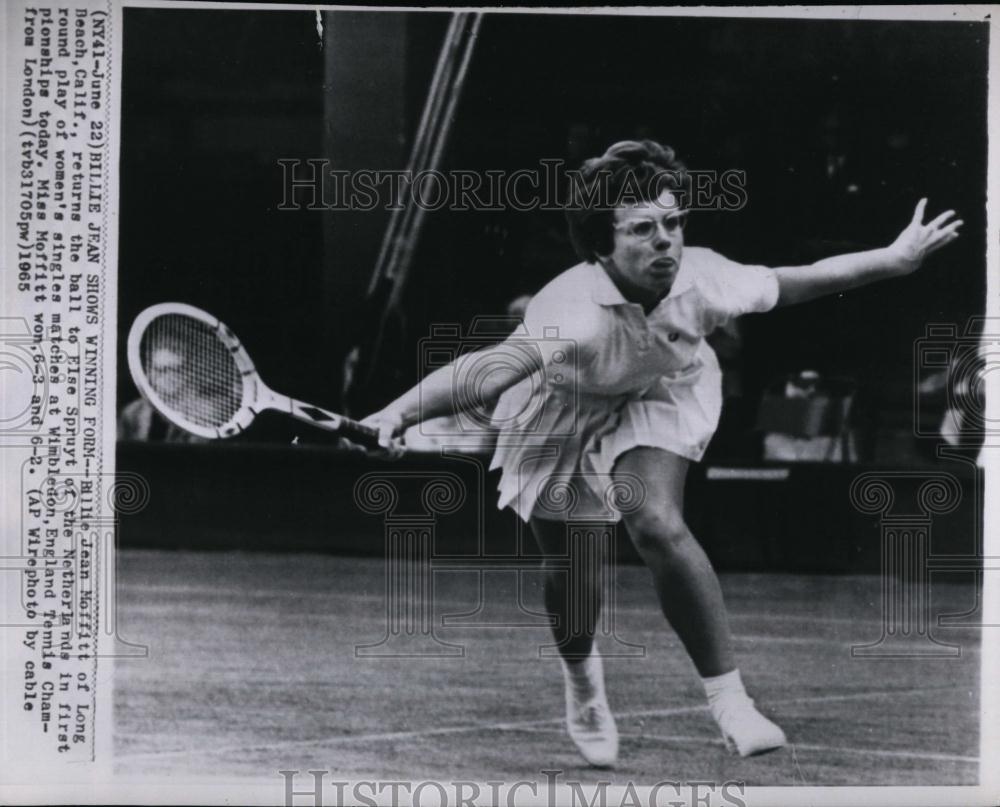 1965 Press Photo Billie Jean Moffitt in Wimbledon tennis action - RSL74241 - Historic Images