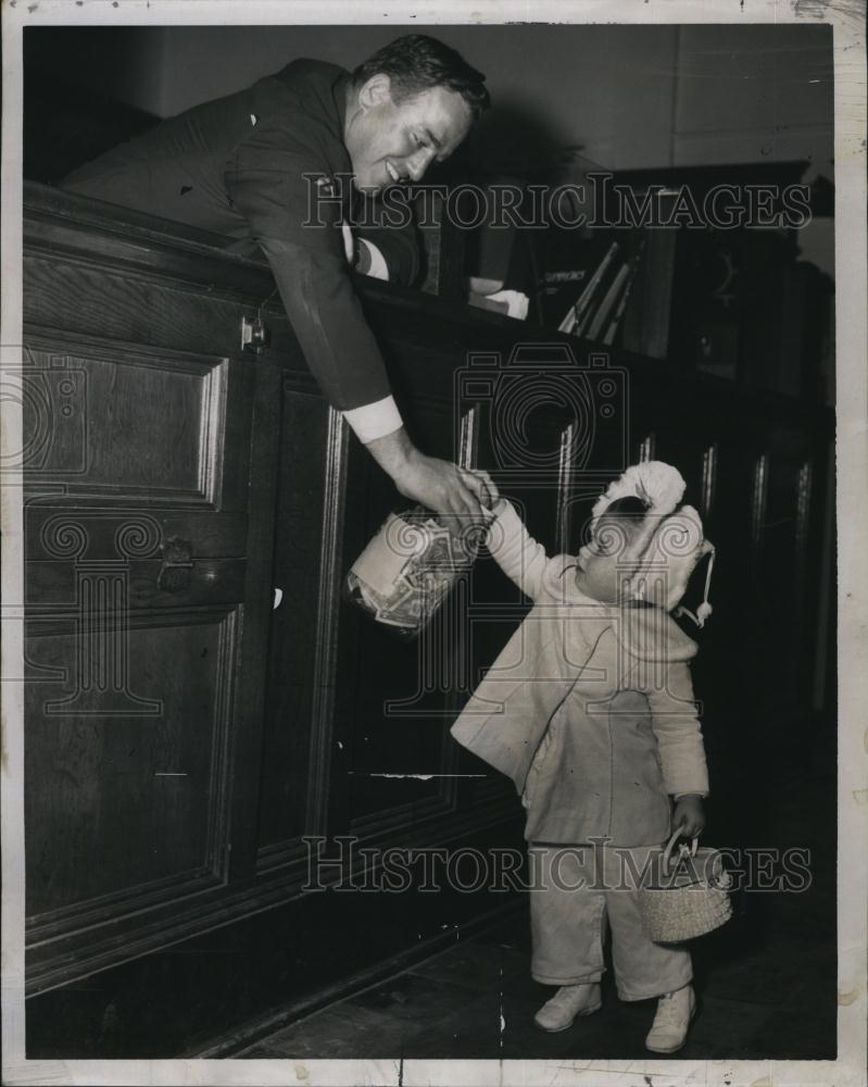 1959 Press Photo Trudy Bensen and Sargeant William Shagnessy Chelsea Police - Historic Images