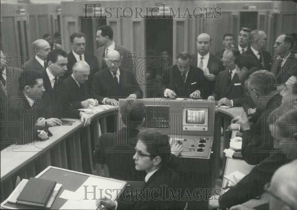 1964 Press Photo New electronics fro the Paris Stock Exchange - Historic Images