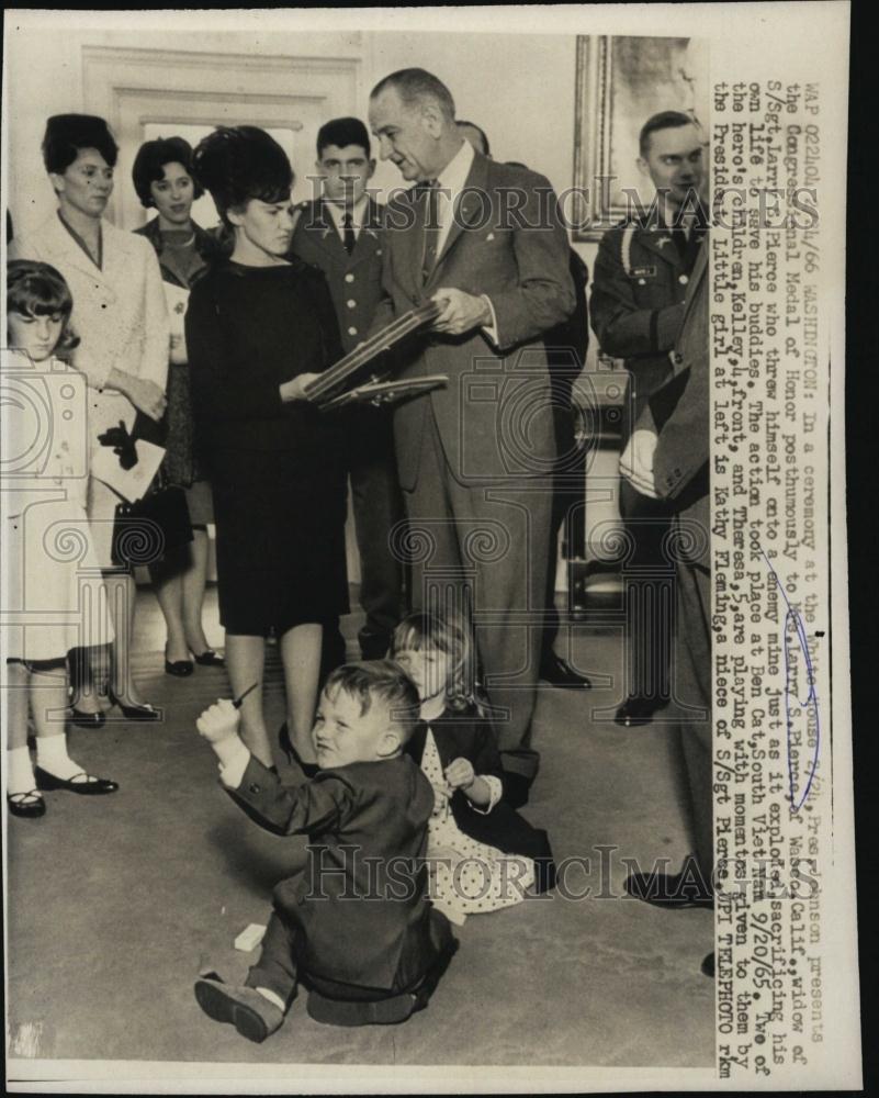 1966 Press Photo Widow of S/Sgt Larry Pierce receives award from Pres Johnson - Historic Images