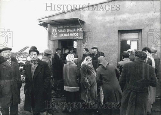 1981 Press Photo Polish people wait in line for rations as shortage continues - Historic Images