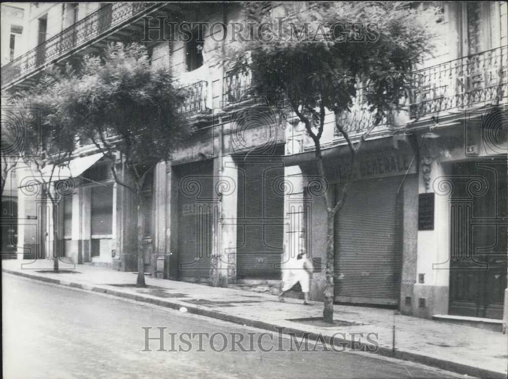 1956 Press Photo A typical village street as businesses close - Historic Images