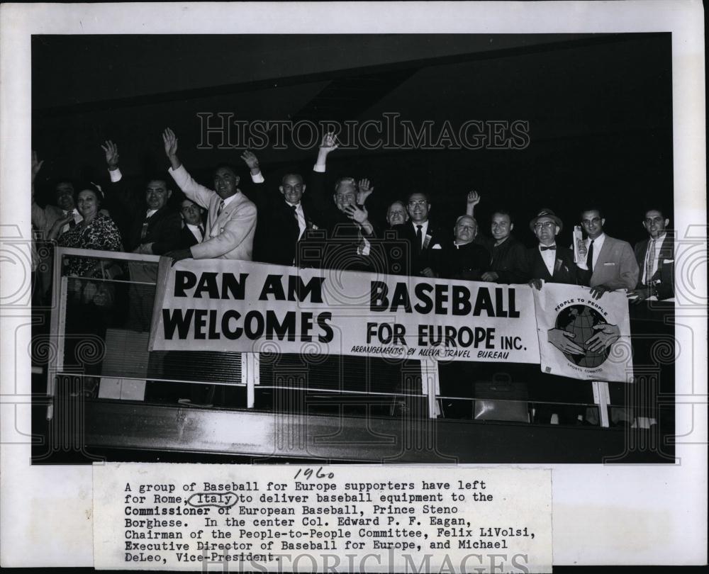 1960 Press Photo A group of Baseball for Europe supporters left for Rome Italy - Historic Images