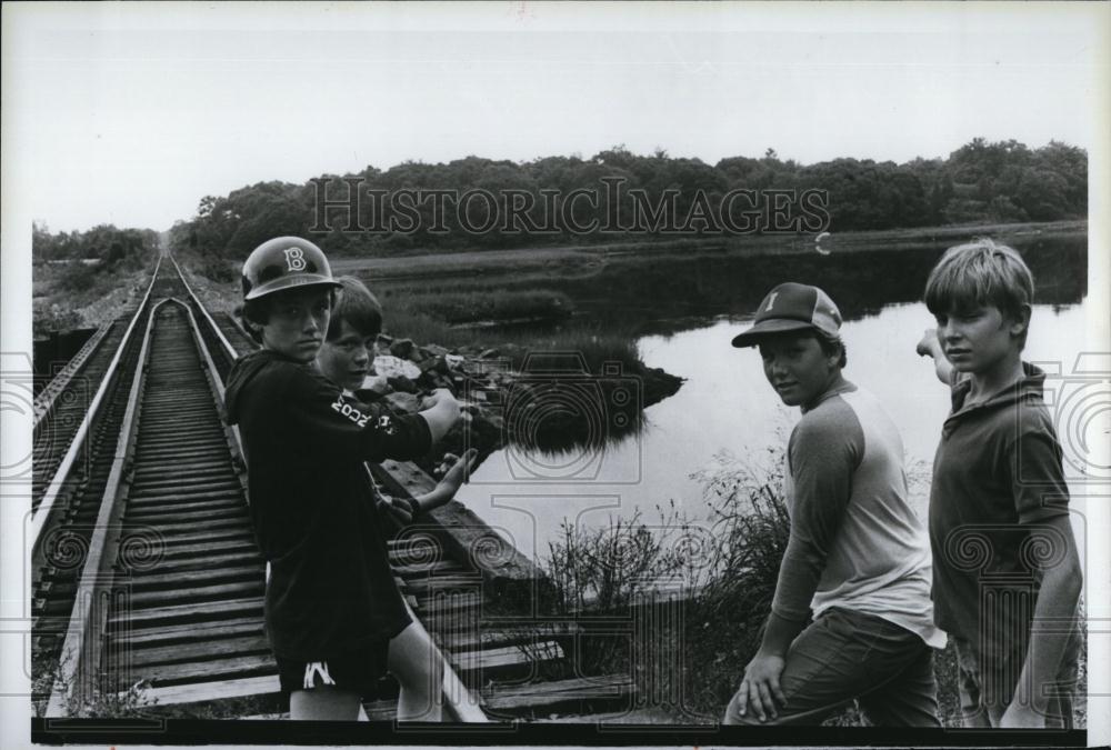 Press Photo Boys point to spot where Jose Rose was hit by train - RSL89117 - Historic Images