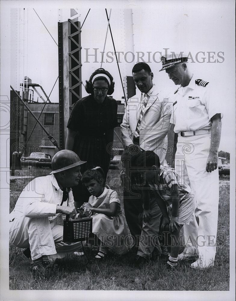 1963 Press Photo Commander Walton Lewis Demonstrates Radiation Detector - Historic Images