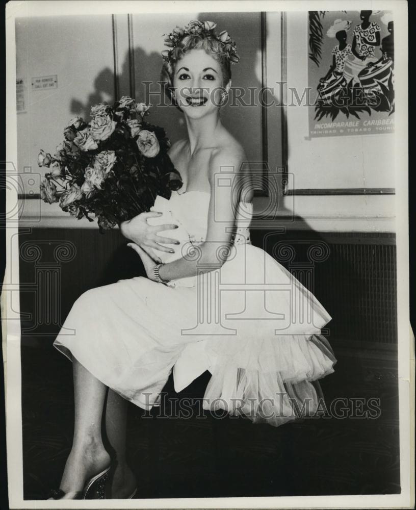 1957 Press Photo Popular Singer Sandi Summers Holding Bouquet Of Calypso Roses - Historic Images