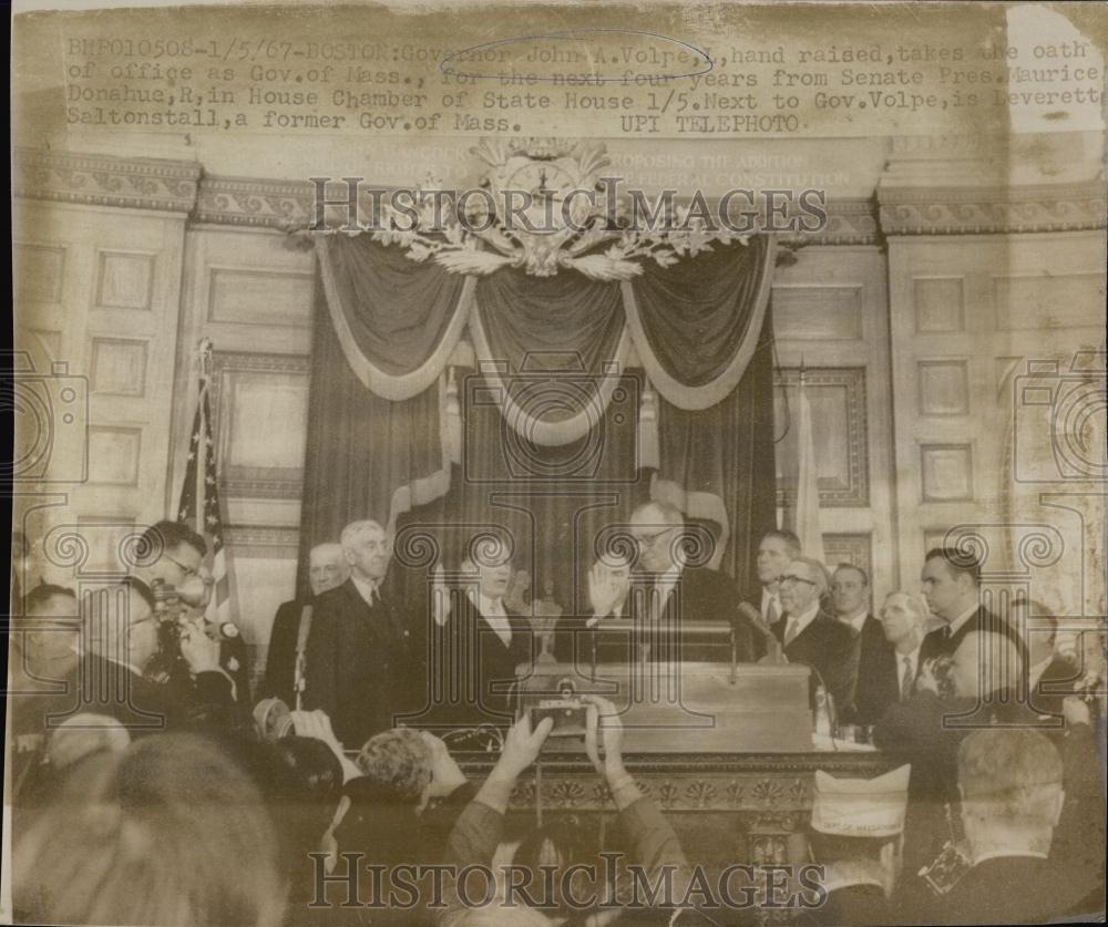 1967 Press Photo John Volpe taking oath of office as Governor of Mass - Historic Images