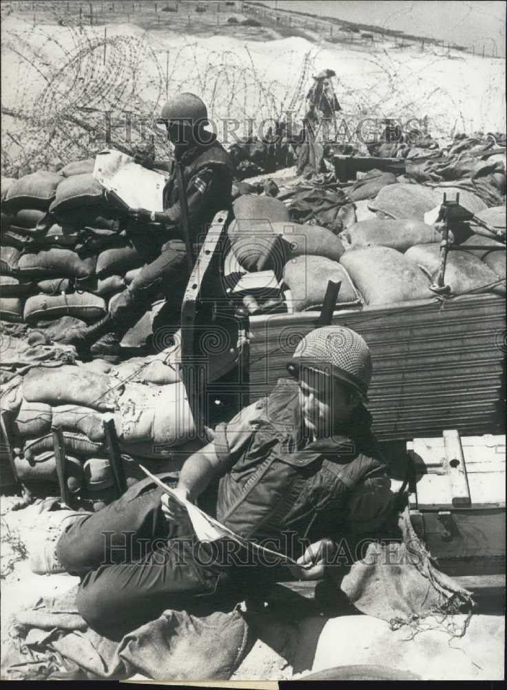 Press Photo Soldiers in the Suez Canal - Historic Images