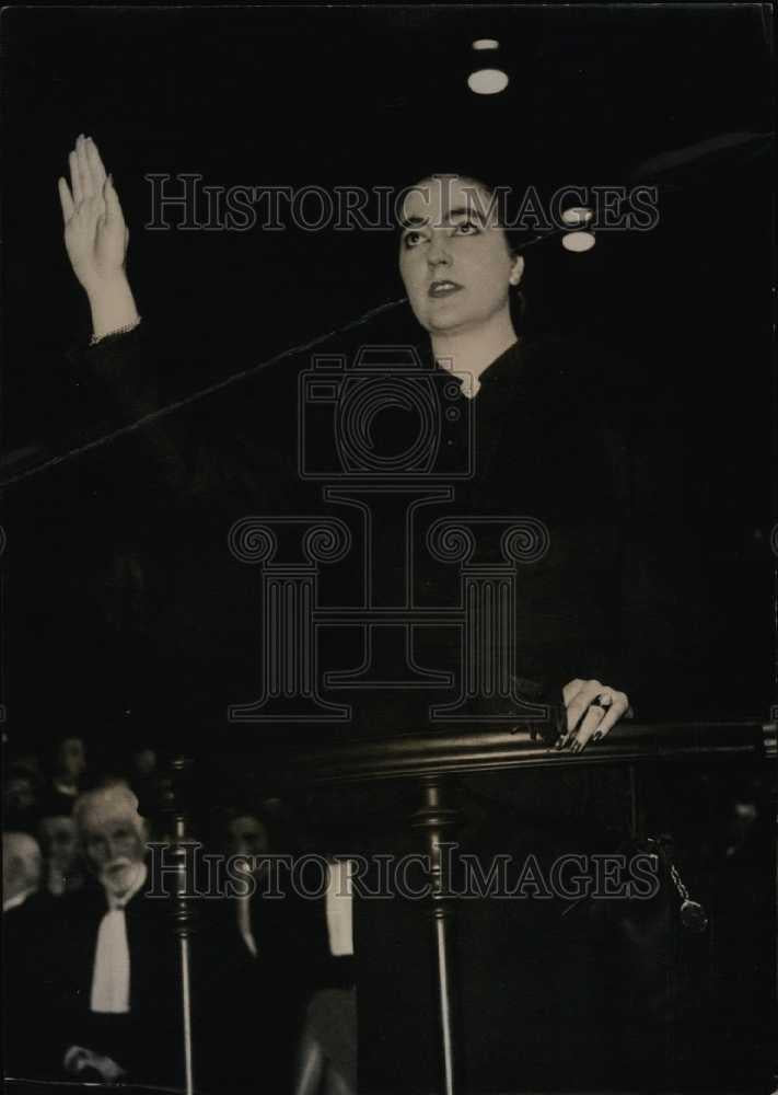 1950 Press Photo Lydie Bastien under oath at trial of Rene Hardy - Historic Images