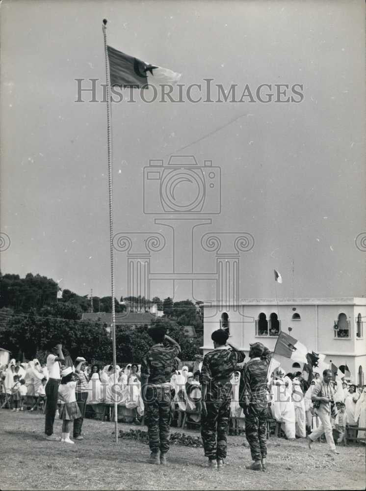 1962 Press Photo Soldiers salute the flag at Algeris Independence ceremony - Historic Images