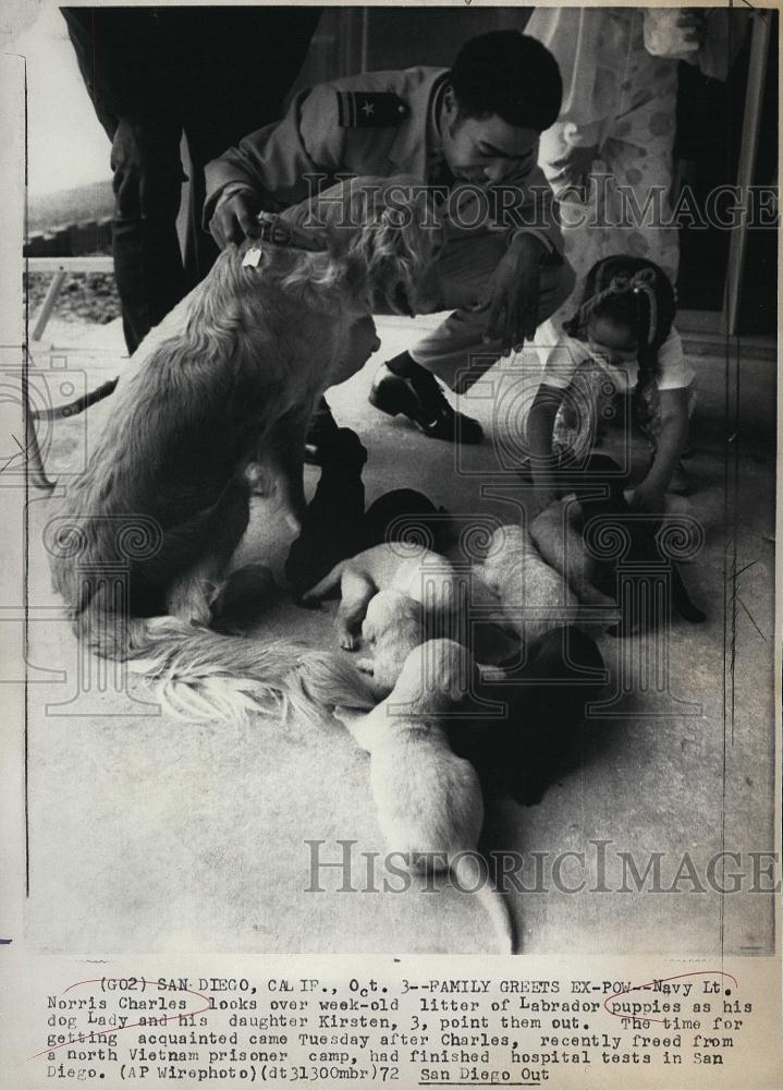 1972 Press Photo Navy Lt Norris Charles with Puppies &amp; Daughter Kirsten - Historic Images