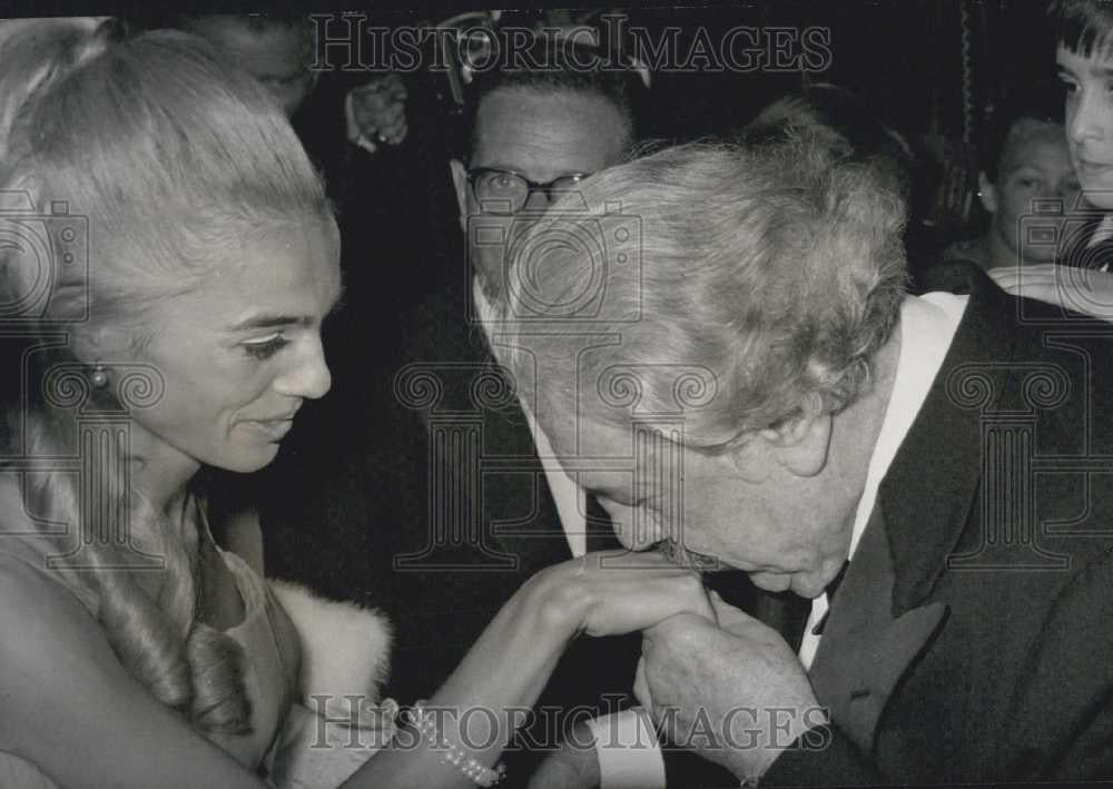 1967 Press Photo Michel Simon &amp; actress Pia Degermark at Cannes festival - Historic Images