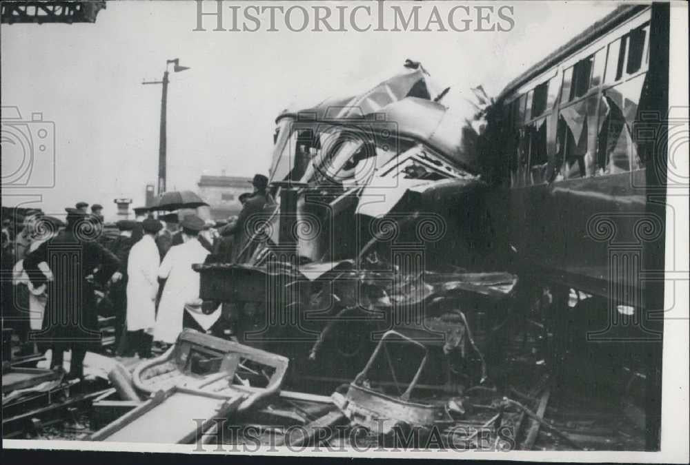 Press Photo Police & crowds at train wreck site in France - Historic Images