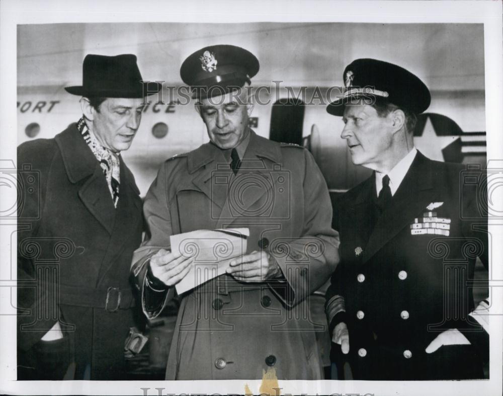 1951 Press Photo British Air Chief Marshal Sir William Elliot Confers - Historic Images