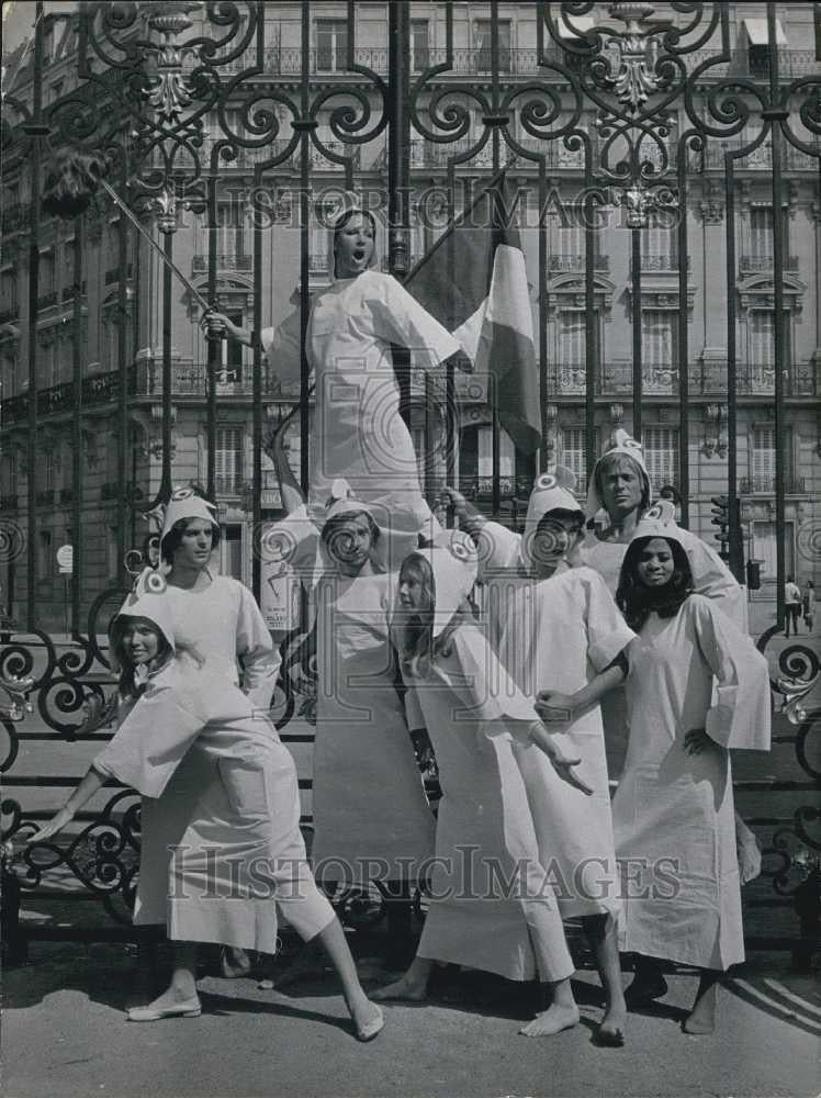 Press Photo Models Posing in Public Square - Historic Images