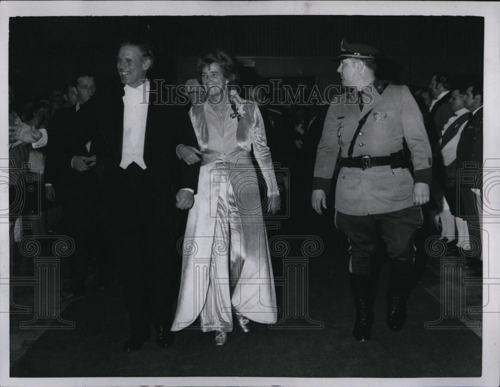 1971 Press Photo An unidentified couple - RSL89453 - Historic Images