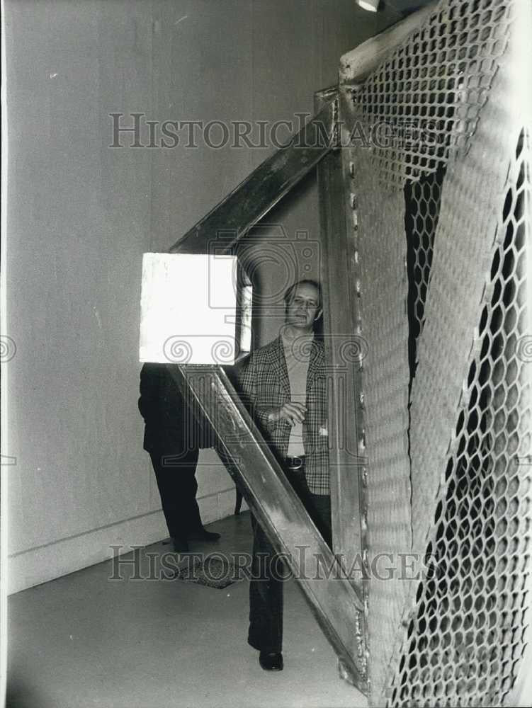 1975 Press Photo Phillip King with His Sculpture Galleria Museum Paris - Historic Images