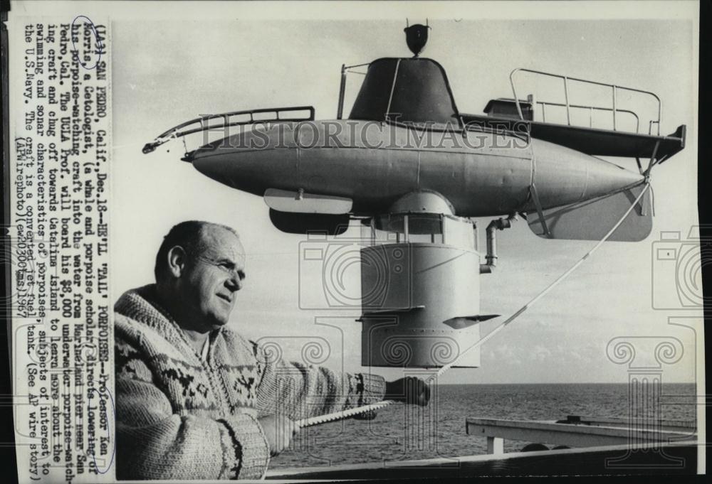 1967 Press Photo cetologist Ken Morris with submarine for marine life study - Historic Images