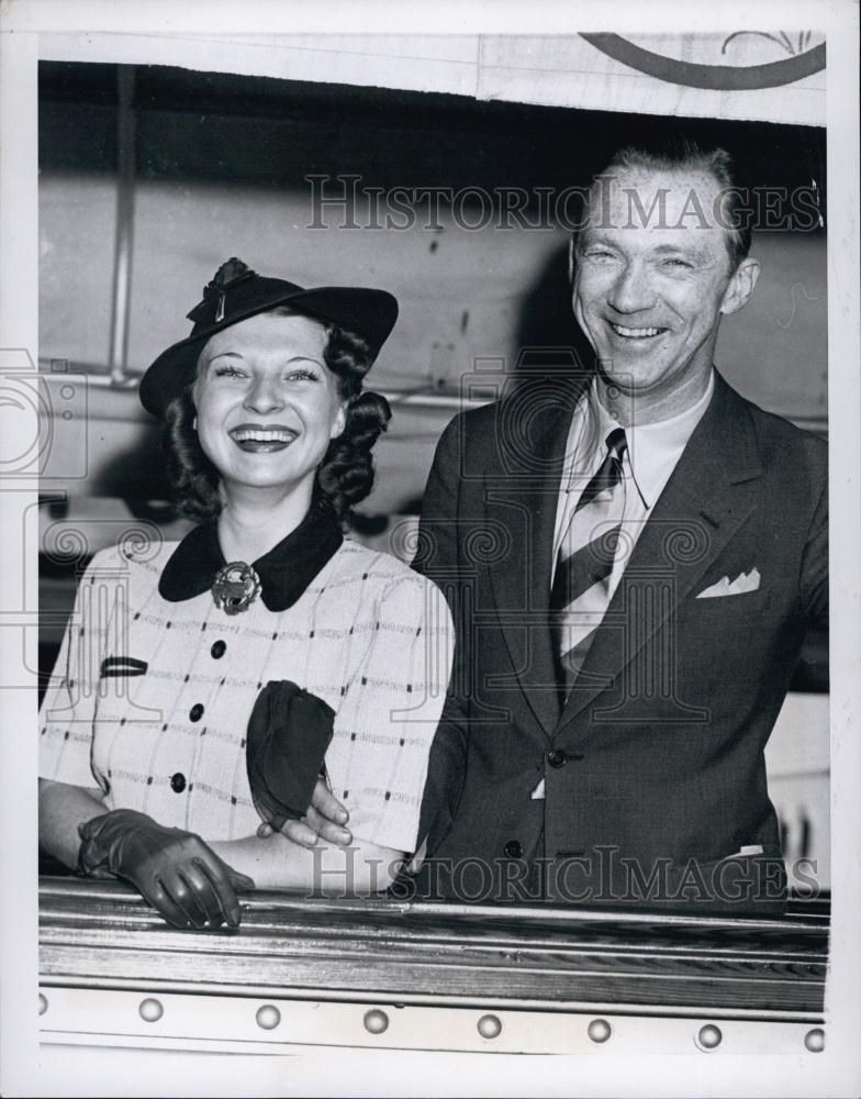 1949 Press Photo Lee Tracy and wife Helen Irene at Hotel Astor - RSL57217 - Historic Images