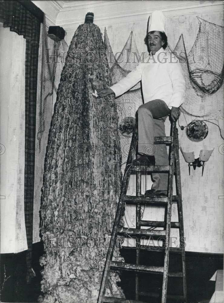 1985 Press Photo Jean-Paul Schwob Restaurateur With Candle Composed of Candles - Historic Images