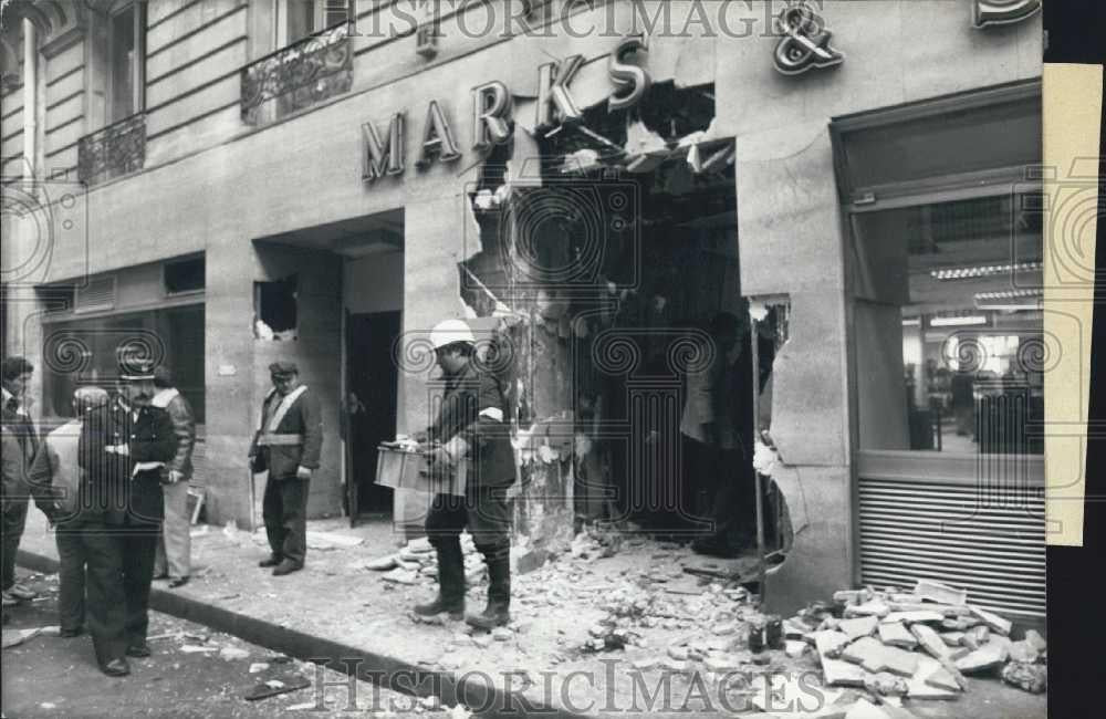 1985 Press Photo Cleanup at Marks & Spencer store in Paris that was bombed - Historic Images