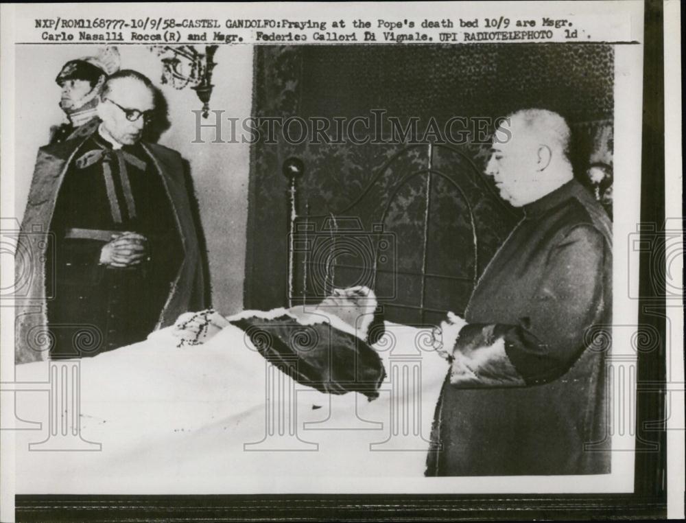 1958 Press Photo Castel Gandolfo at Pope&#39;s death bed - RSL52615 - Historic Images