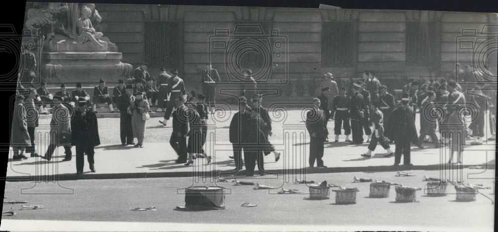1957 Press Photo Crowd for visit of Queen Elizabeth & Prince Philip in Paris - Historic Images