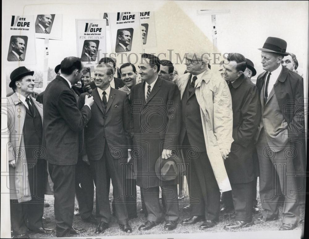 1966 Press Photo GovVolpe on his tour at Mass cities to thank his supporters - Historic Images