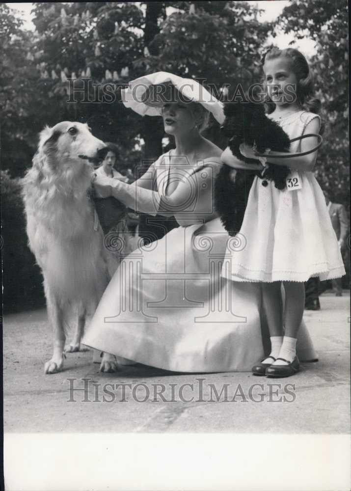 1941 Press Photo Beauty &amp; the Beast&quot; A Marcy &amp; dogs at Ambassador restaurant&quot; - Historic Images