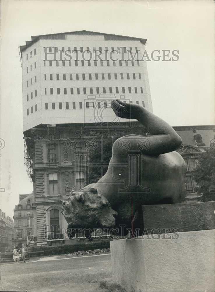 1983 Press Photo Decorative Statue Outside The Pavilion De Marsan Paris - Historic Images