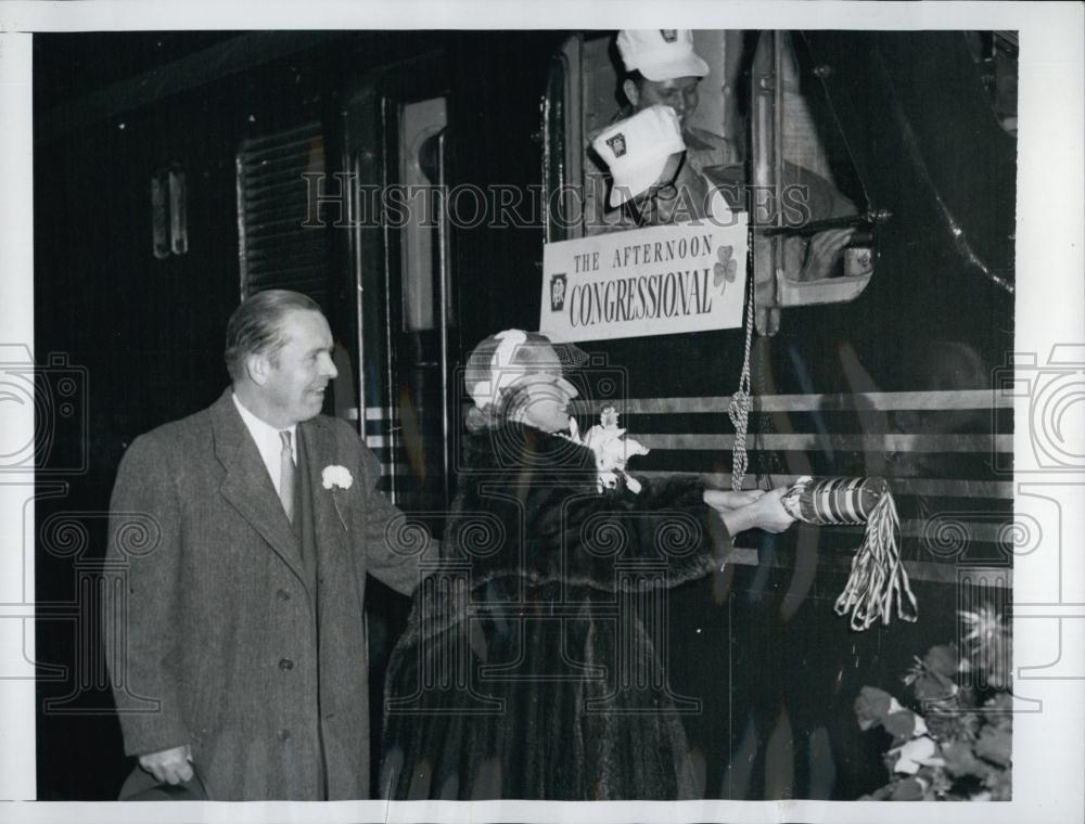 1952 Press Photo Betty Impellitteri Wife Of New York Mayor Tries To Smash Bottle - Historic Images