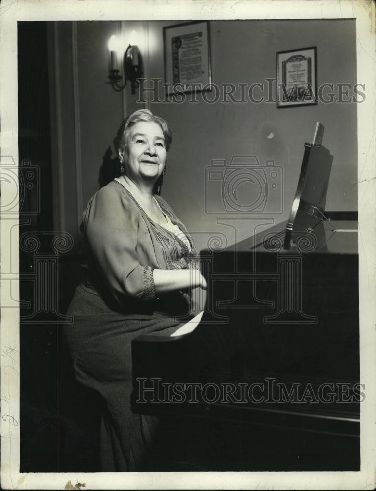 1955 Press Photo Madame ErnestineSchumann-Heink, Grand Opera Veteran - RSL48335 - Historic Images