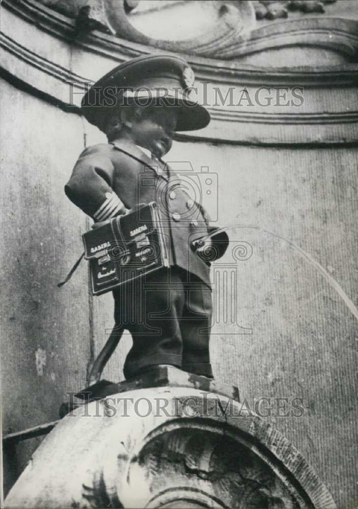 1950 Press Photo Famous Mannequin Pis in Brussels in New Aviator's Outfit - Historic Images