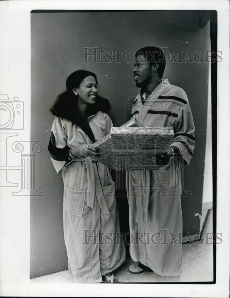 1978 Press Photo Model Greg Davis &amp; Sheryl Sams Modeling Velour Robes - Historic Images