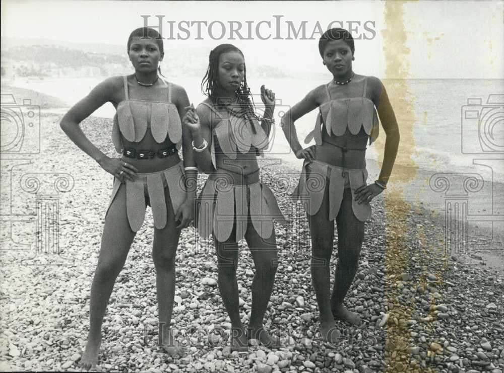 1977 Press Photo Entertainers for &quot;Jingle Jungle&quot; in African costume - Historic Images