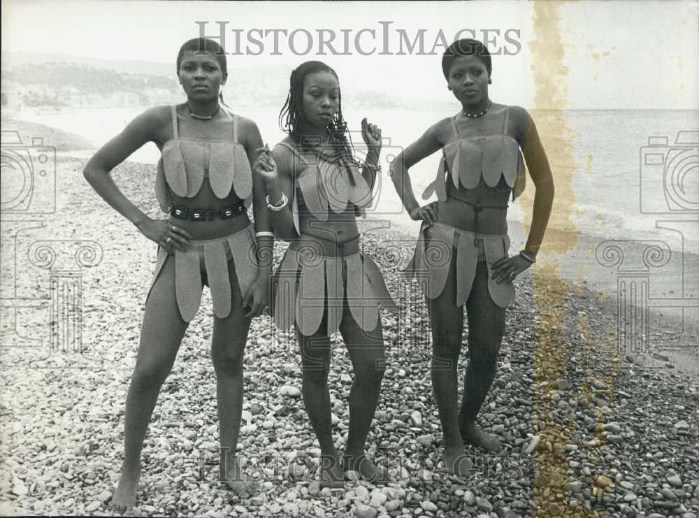 1977 Press Photo Entertainers for "Jingle Jungle" in African costume - Historic Images