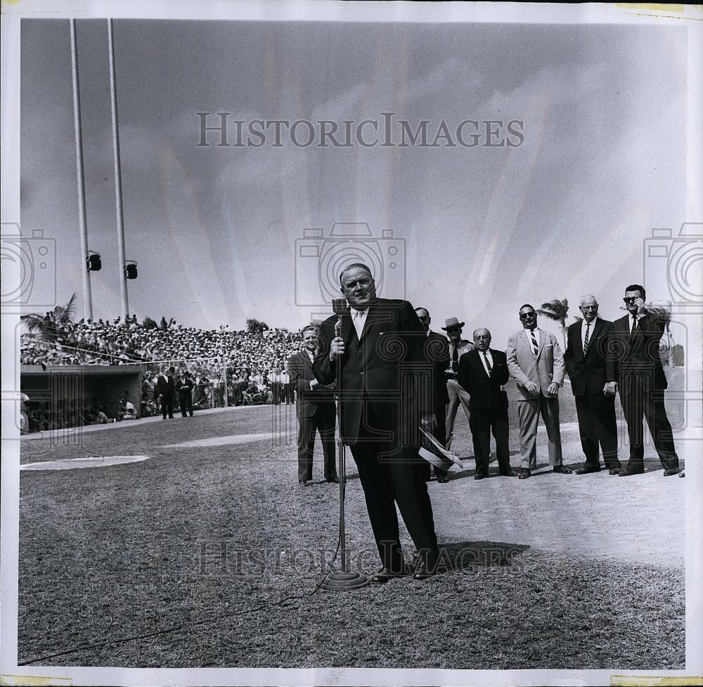 1962 Press Photo Joe Cronin speaking at Yankees exhibition opener in Florida - Historic Images