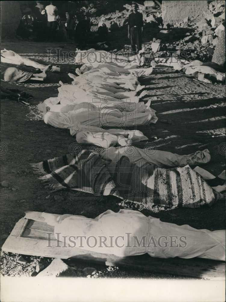 1962 Press Photo Cove3red bodies of dead in Iran earthquake area - Historic Images