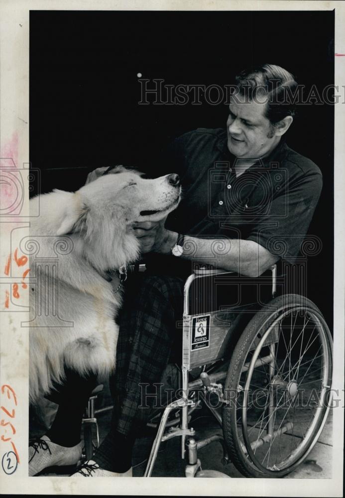 1976 Press Photo Quadraplegic Mike Rose with pet Brooser - RSL63675 - Historic Images