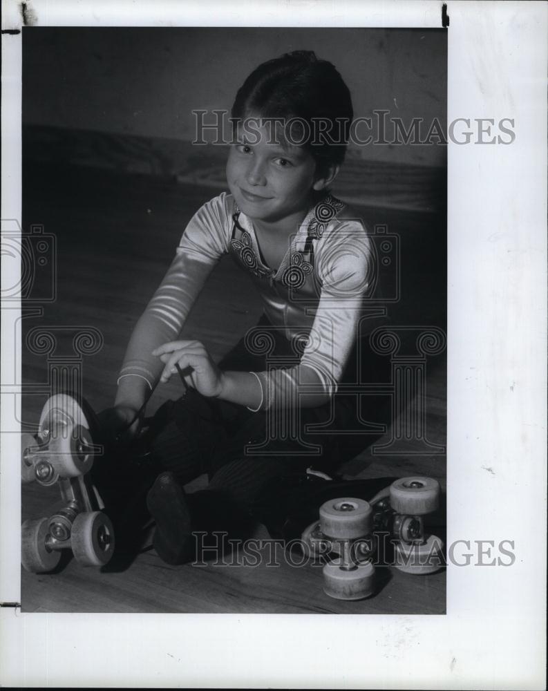 1987 Press Photo Kyle Eskew,7,Skater put his pair of skates - RSL94249 - Historic Images