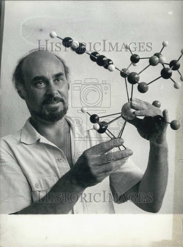 1983 Press Photo Professor Jean Riess at U of Nice science academy - Historic Images